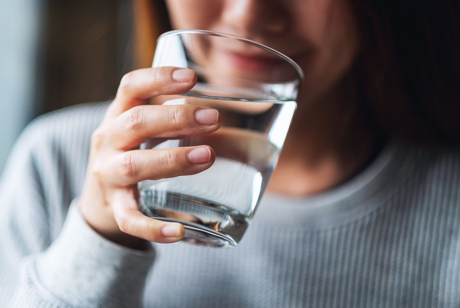 Donna beve bicchiere acqua