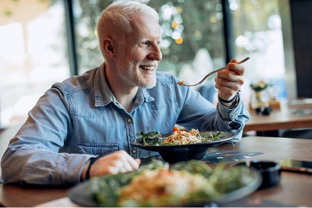 Anziano mentre mangia