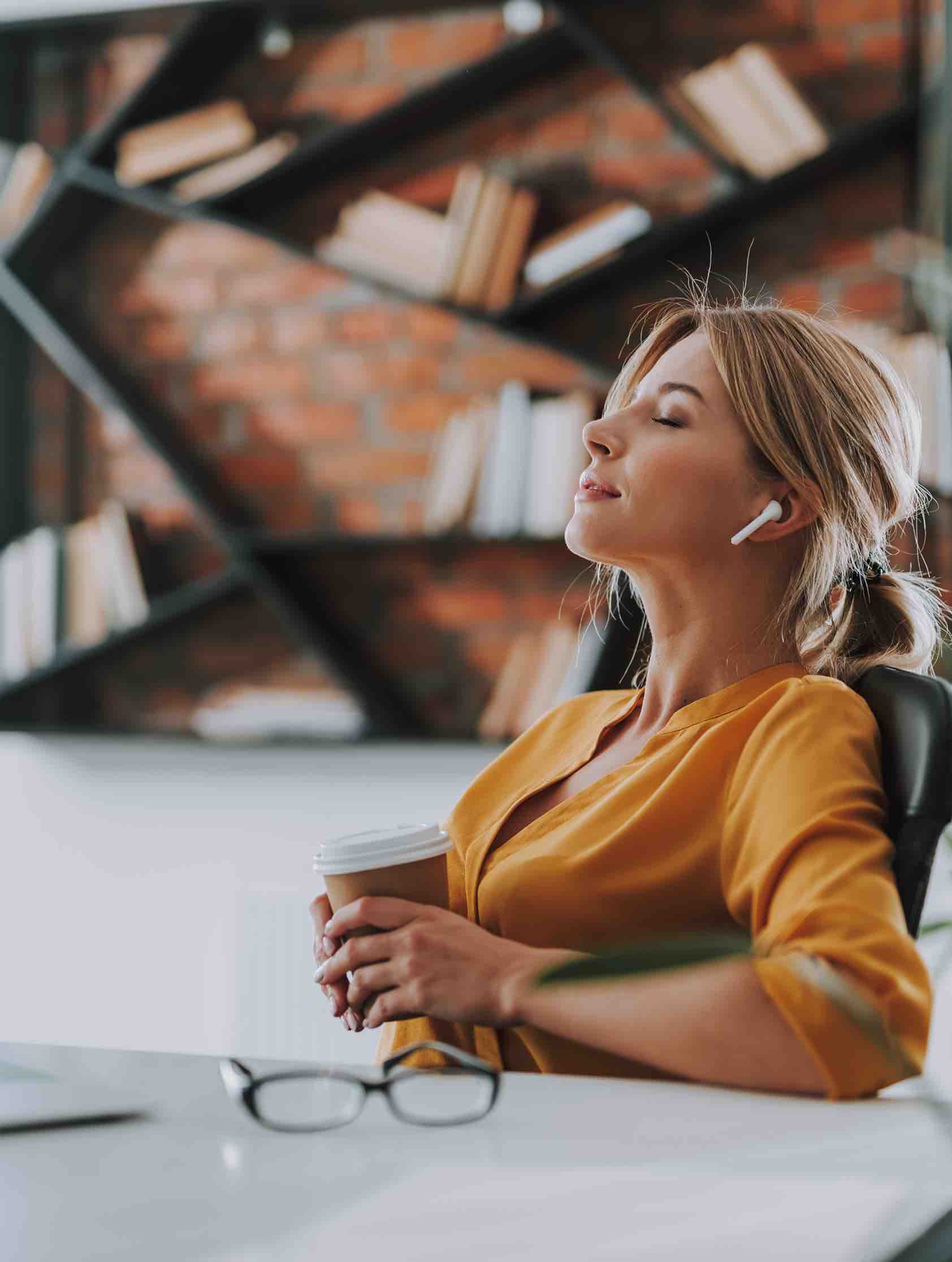 Donna beve caffe rilassata