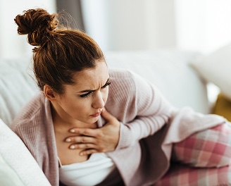 Donna con dolore gola tosse
