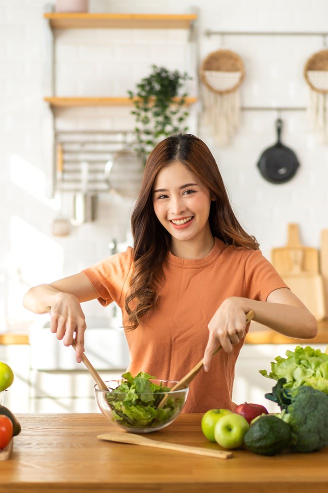 Donna cucina insalata