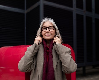 Donna gola coperta previene mal di gola