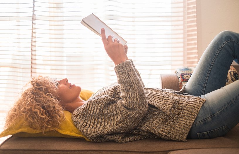 Donna legge libro rilassata