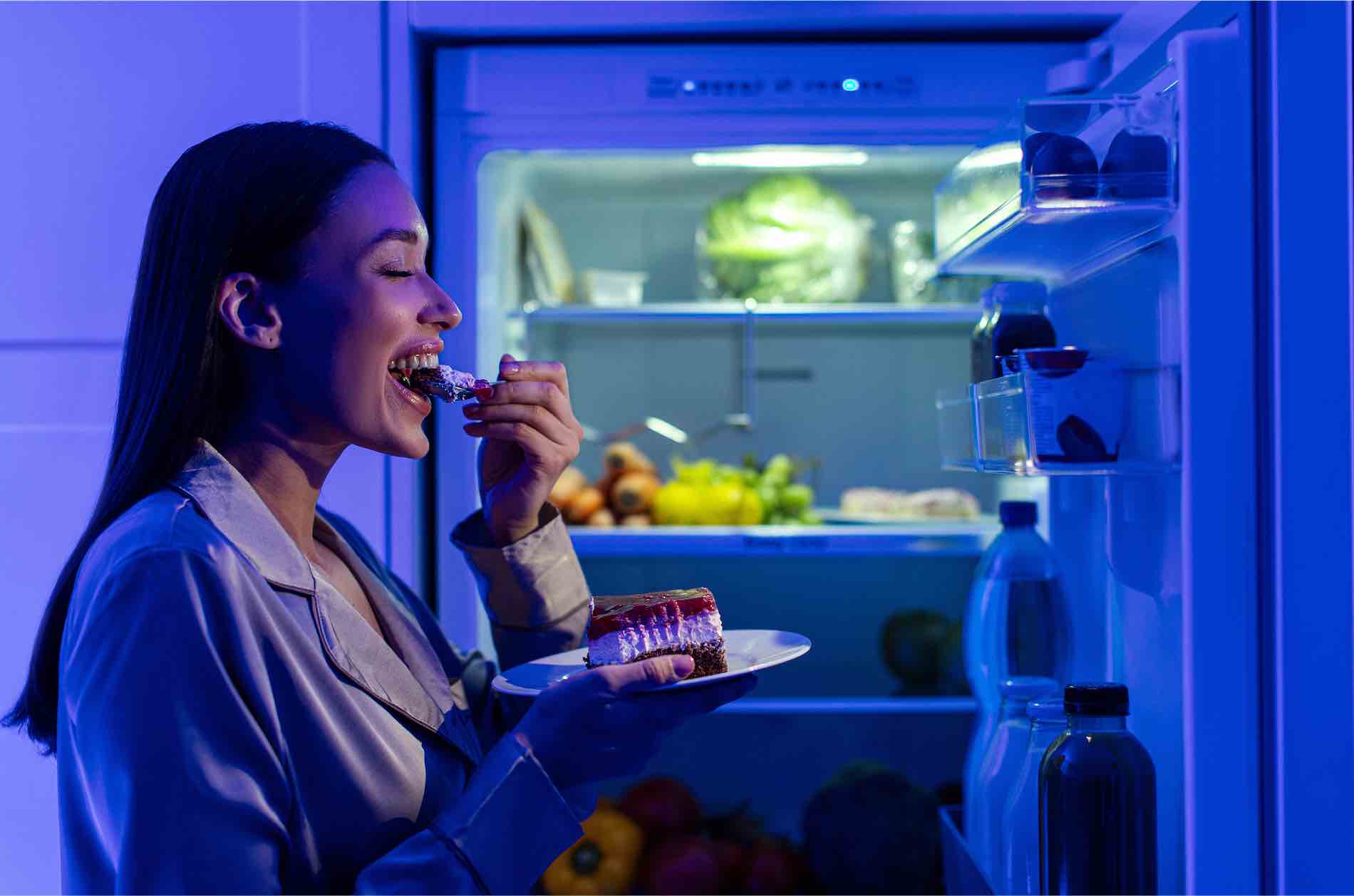 Donna mangia torta di notte