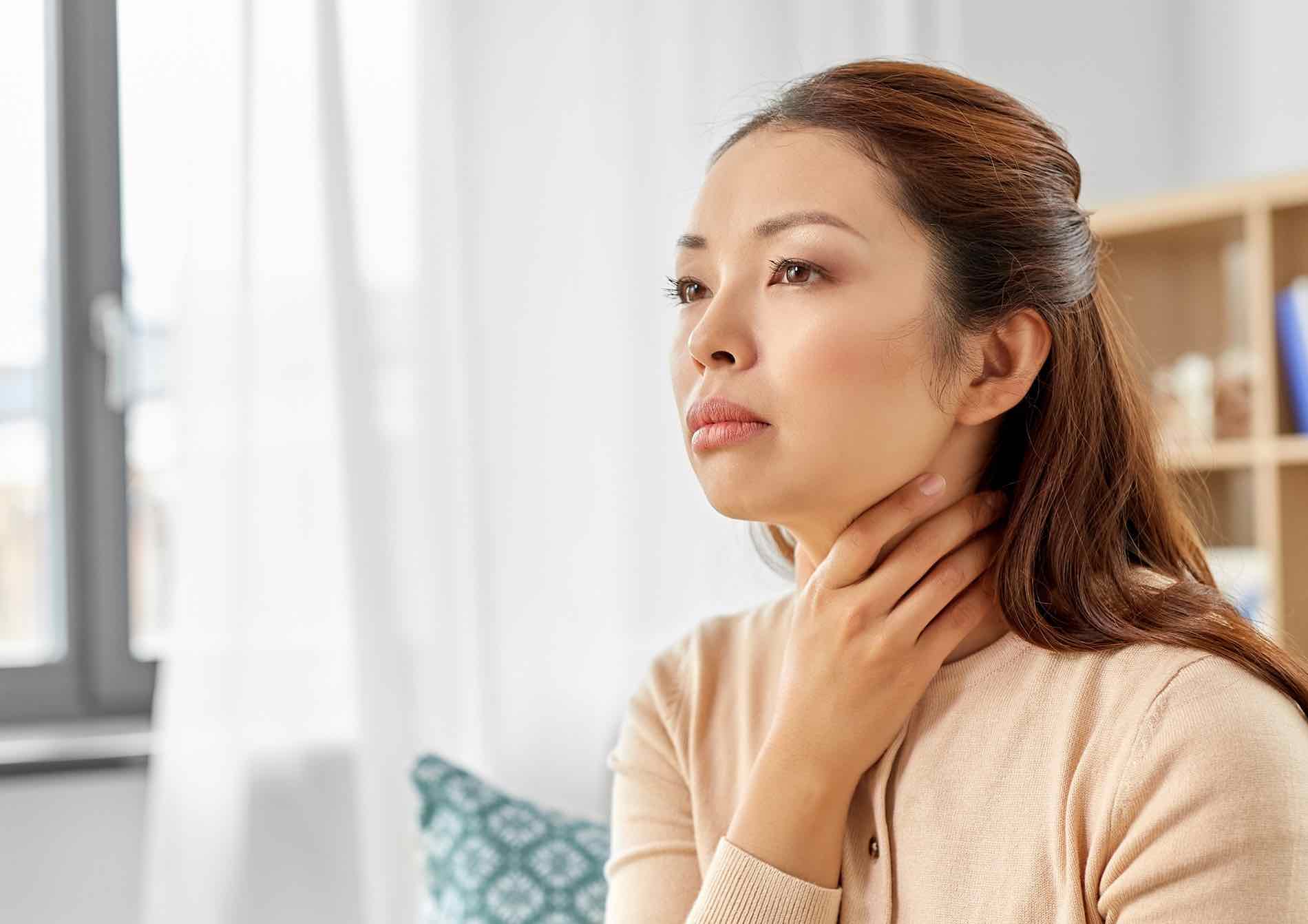 Ragazza con faringite o laringite