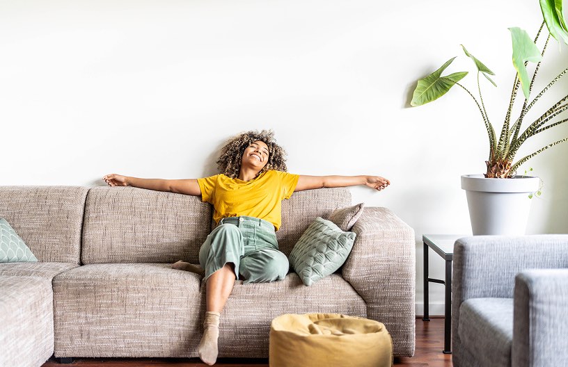 Ragazza felice sul divano