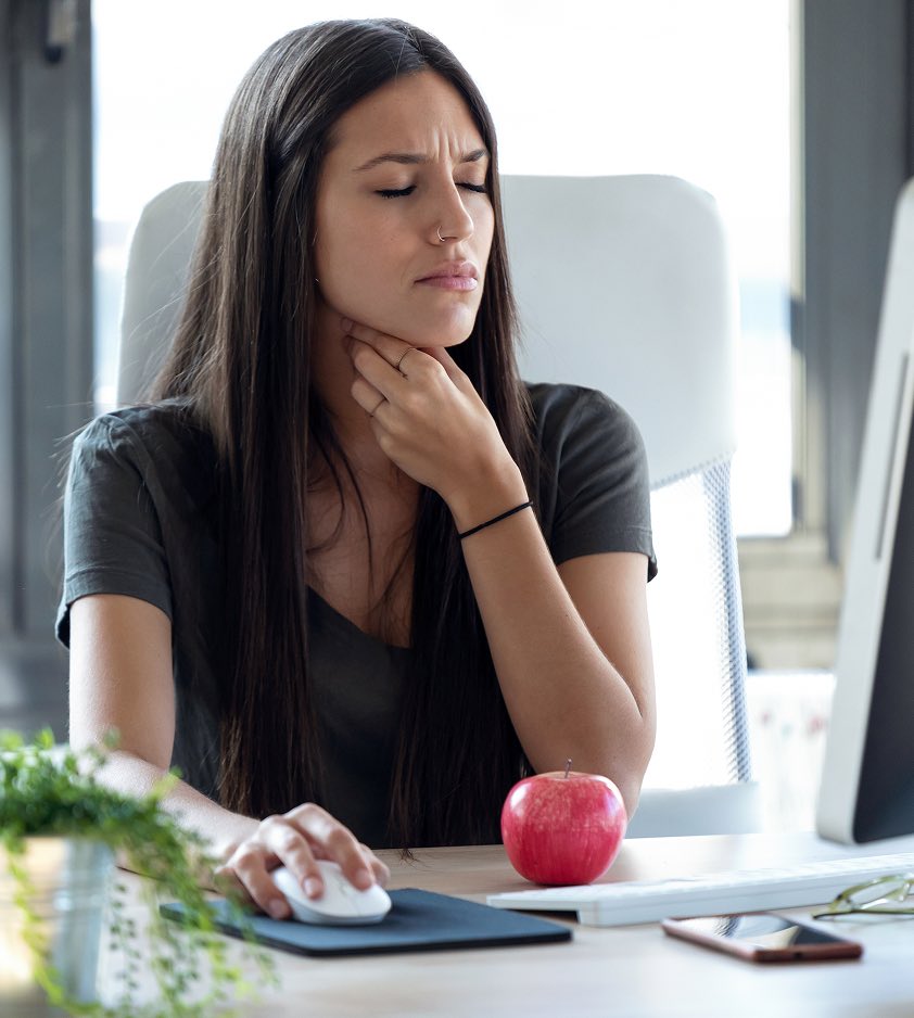 Ragazza si tocca la gola