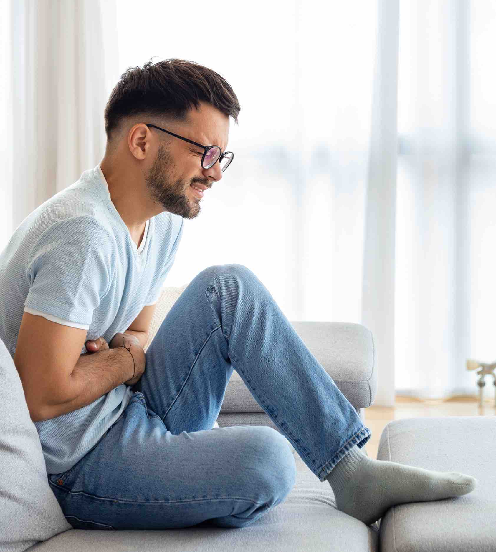 Ragazzo accovacciato dolore stomaco