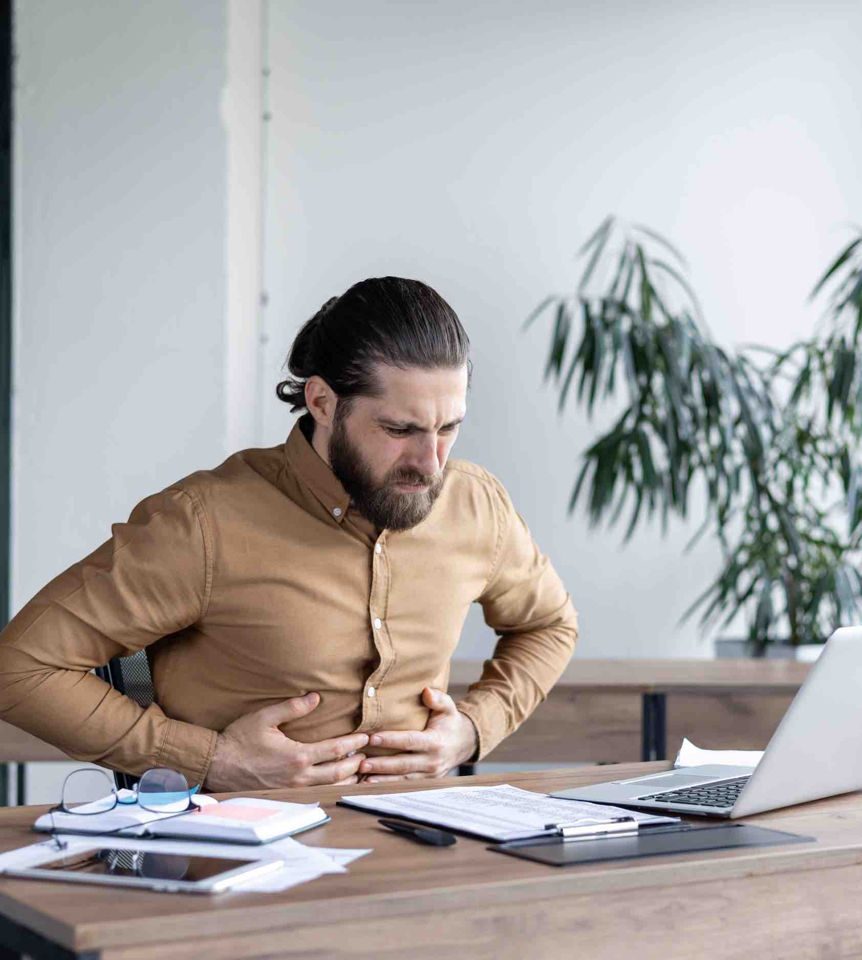 Ragazzo con dolore forte pancia