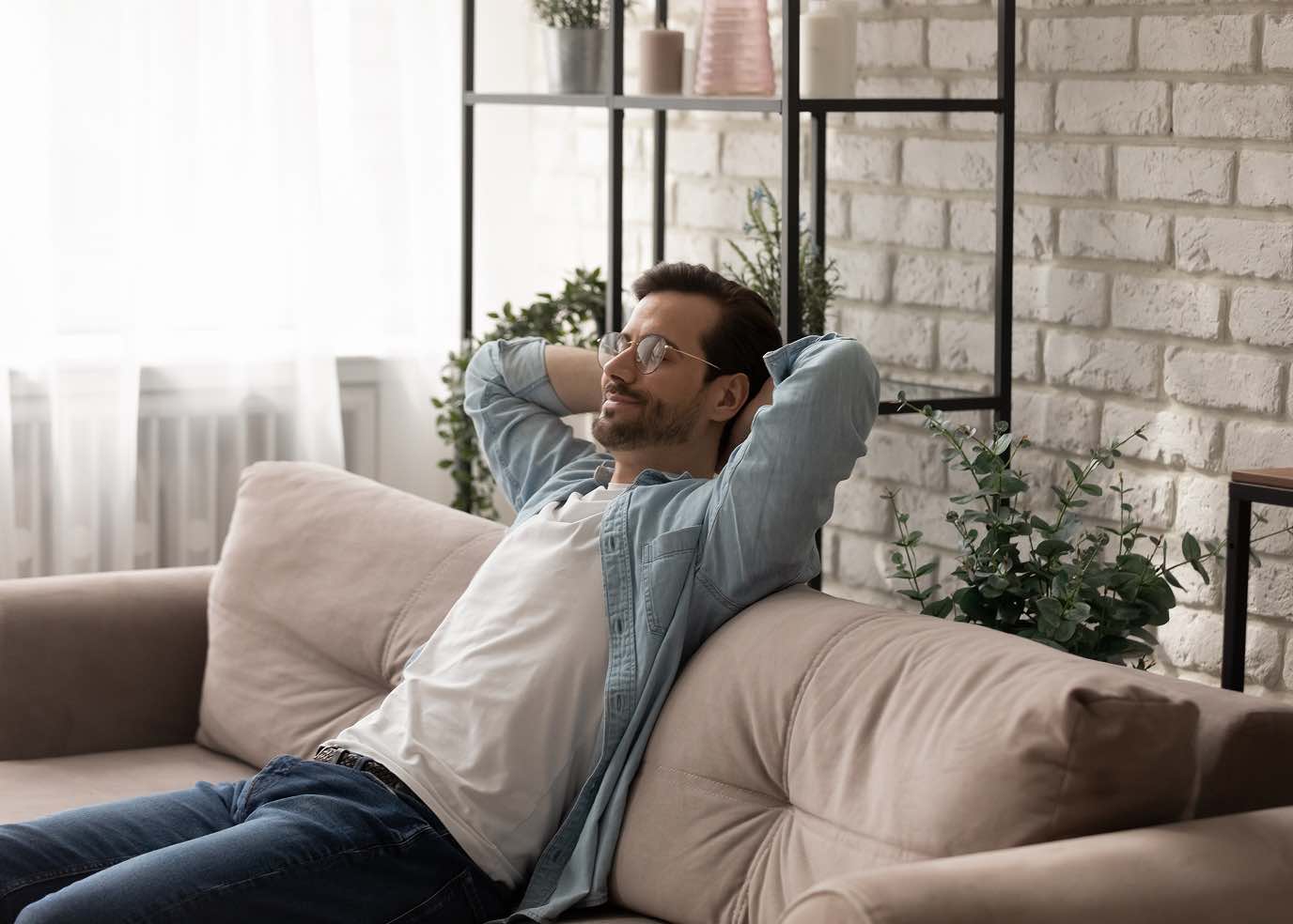 Ragazzo riposato sul divano