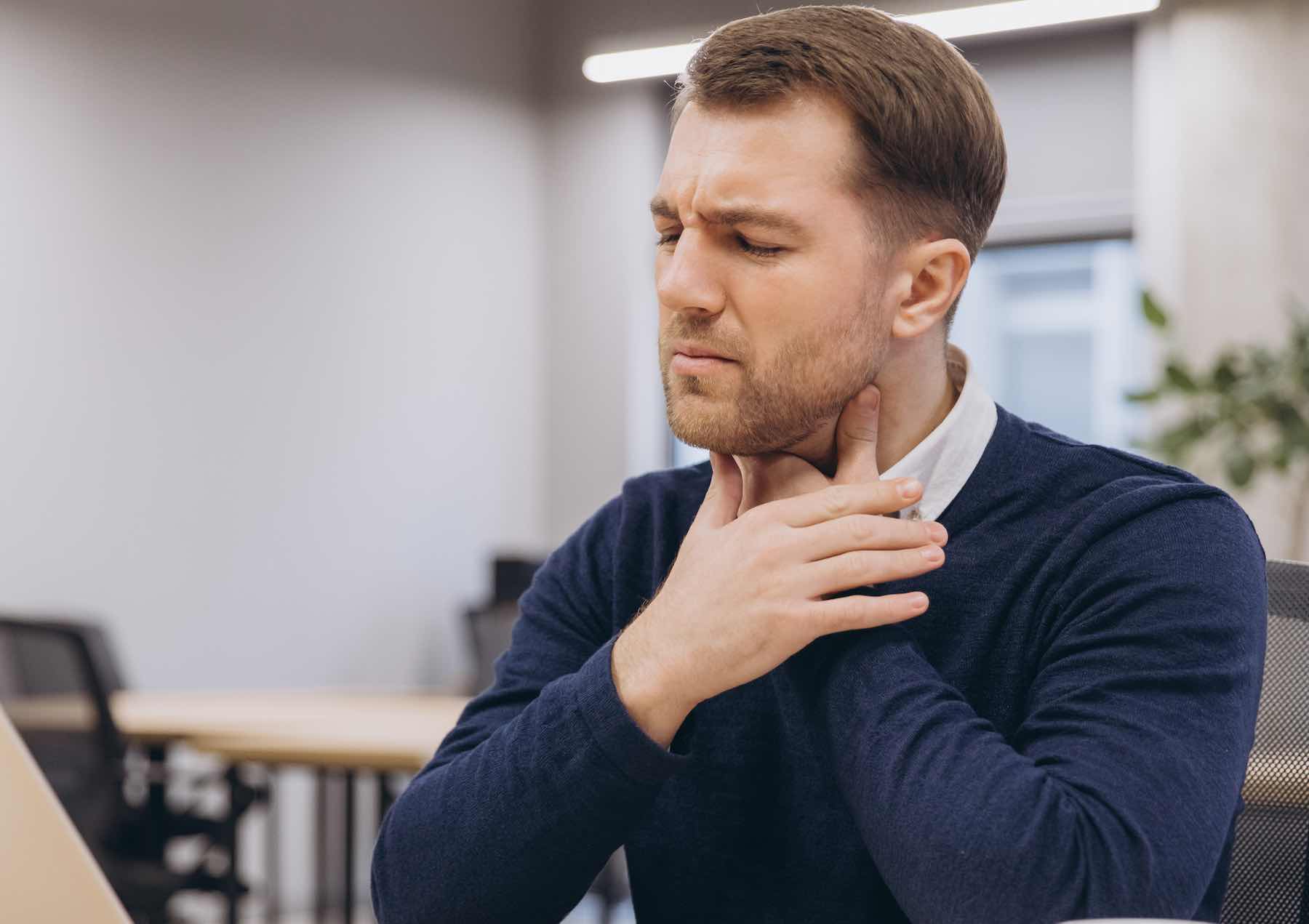 Ragazzo tocca gola per dolore