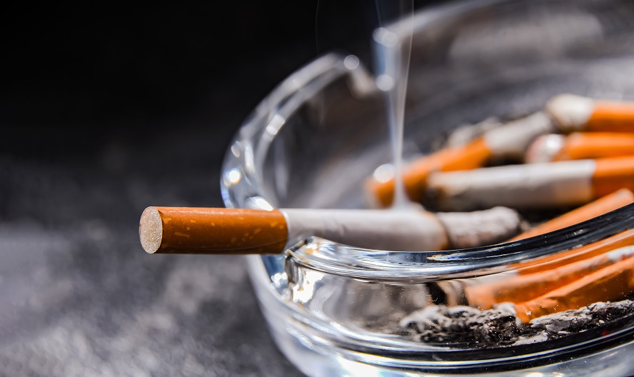 Sigaretta accesa nel posacenere