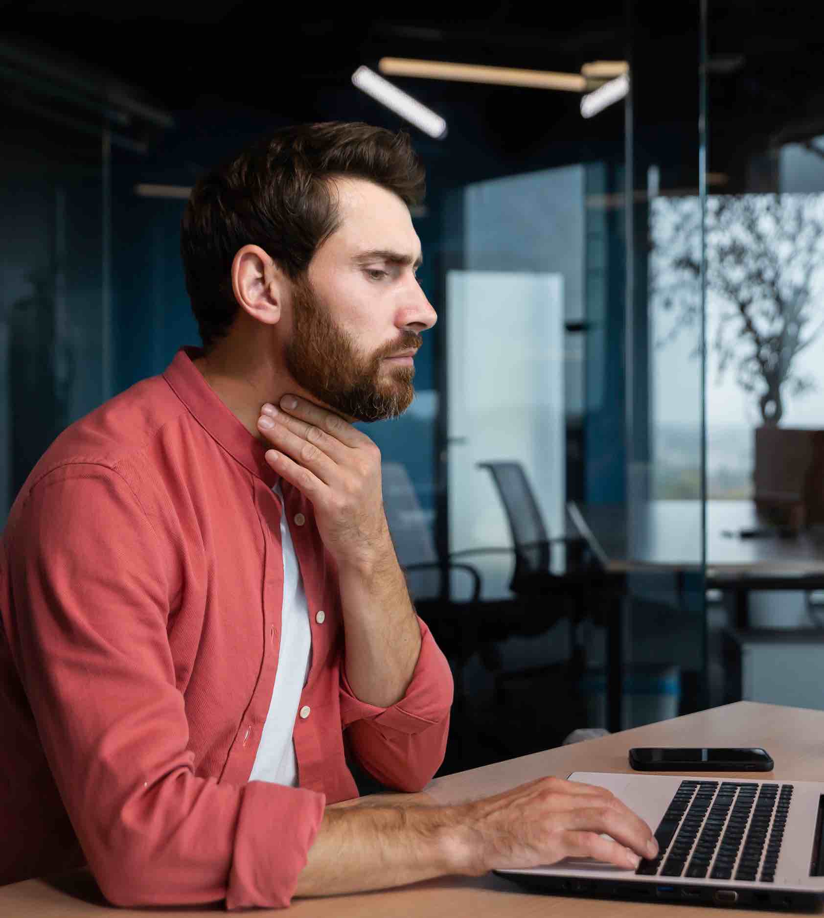 Uomo con faringite e laringite