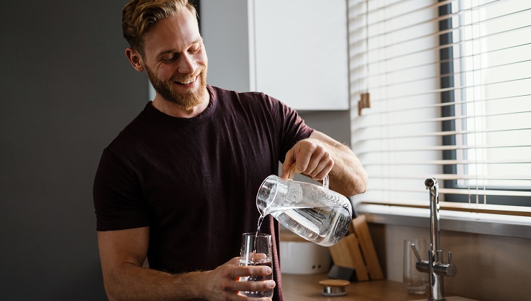 Ragazzo versa bicchiere acqua