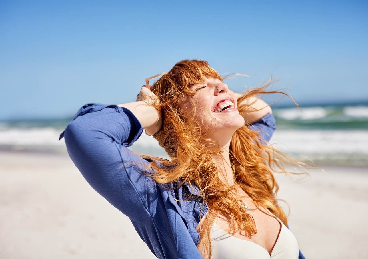 Ragazza sorridente in spiaggia